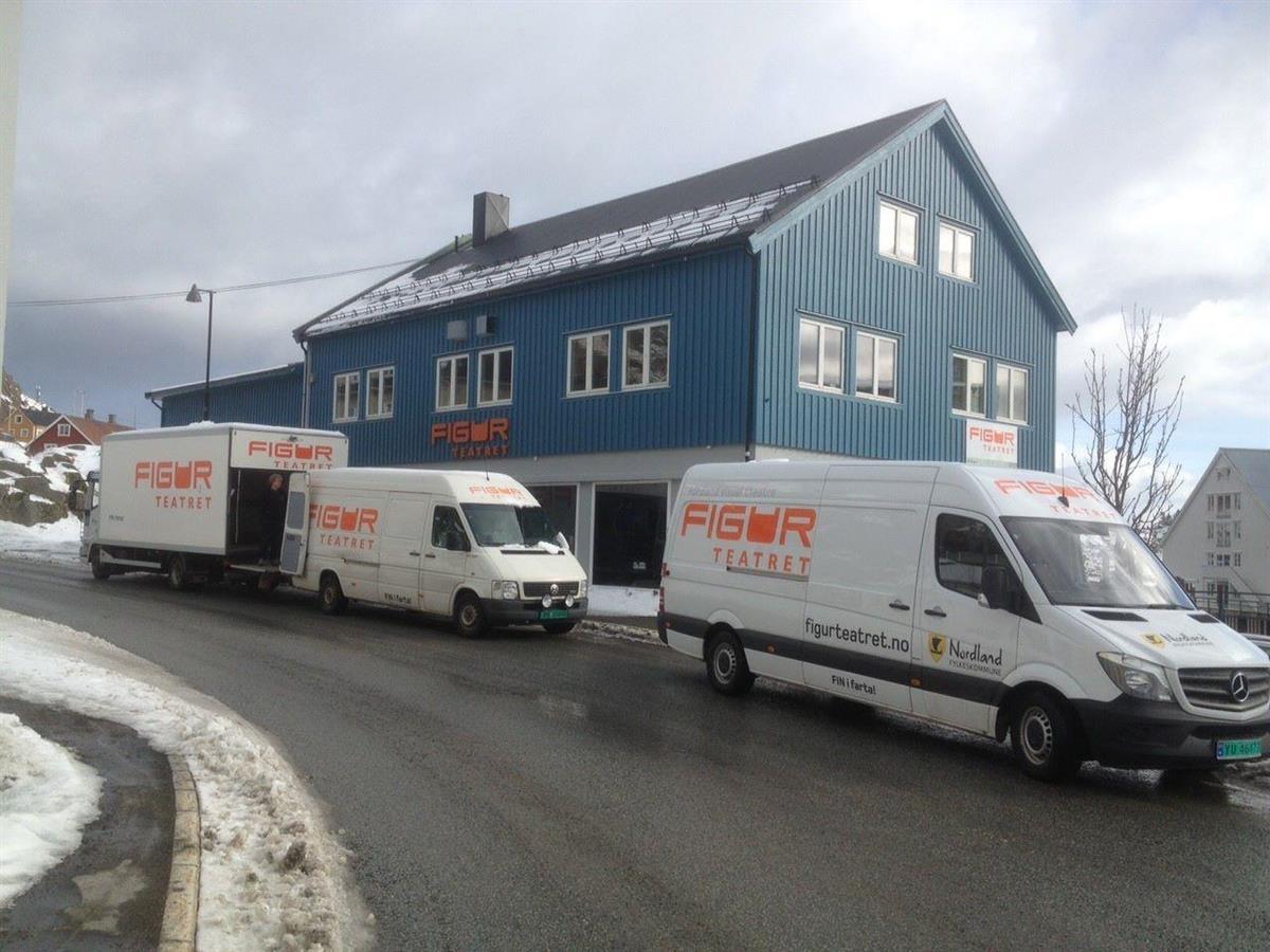 Tre biler står parkert utenfor huset til Figurteateret i Nordland  - Klikk for stort bilde