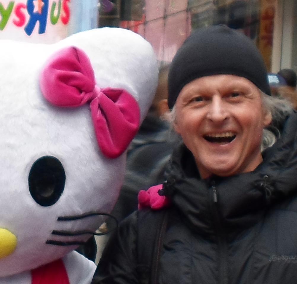 Mann (Preben Faye-Schjøll) med stor maskot (Hello Kitty) ved siden av - Klikk for stort bilde