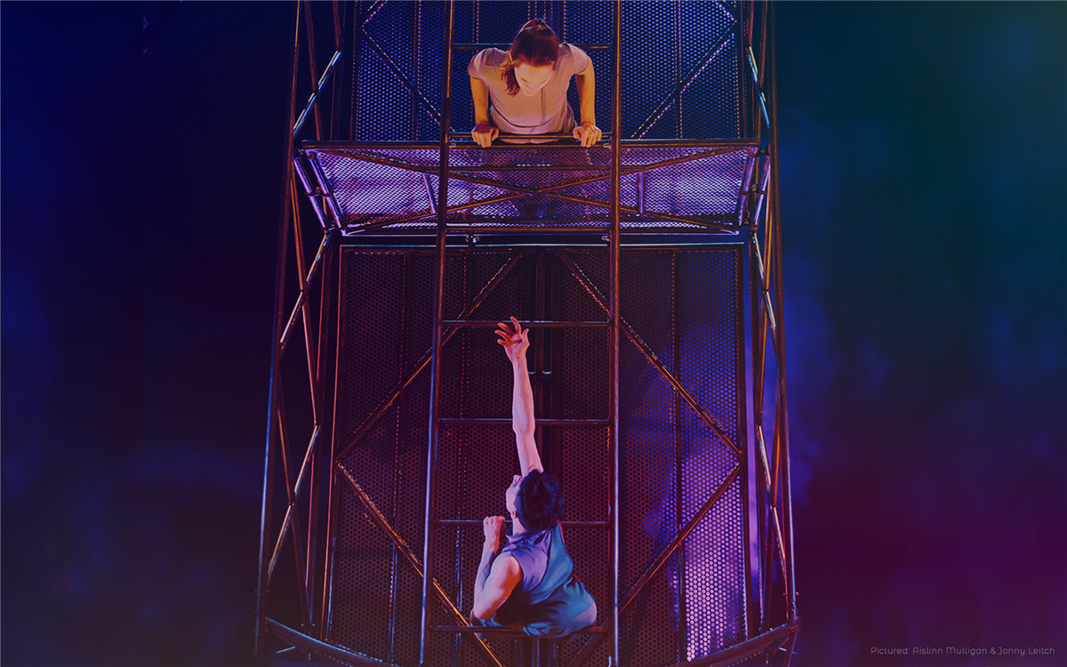 Two persons performing in a scaffold - Klikk for stort bilde