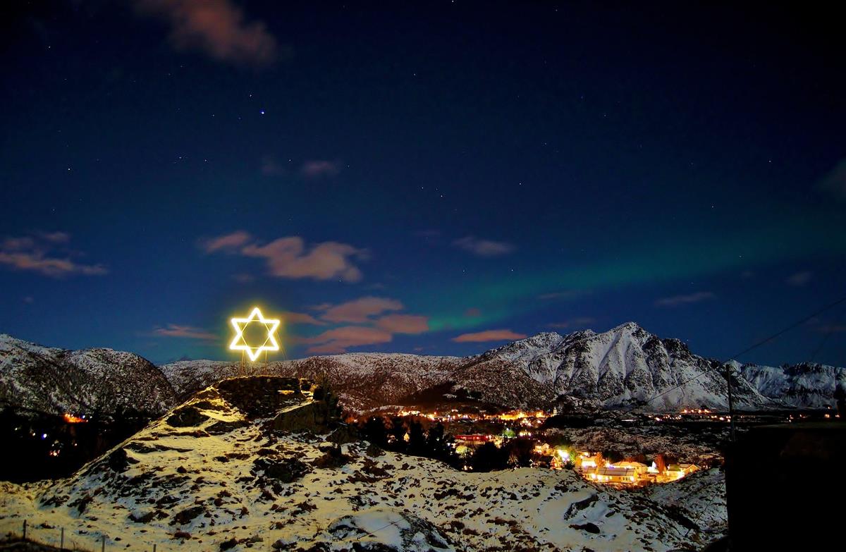 Adventsstjerne lyser i vintermørke - Klikk for stort bilde