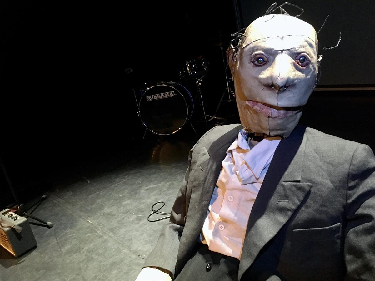 Puppet on stage dressed in a suit - Klikk for stort bilde