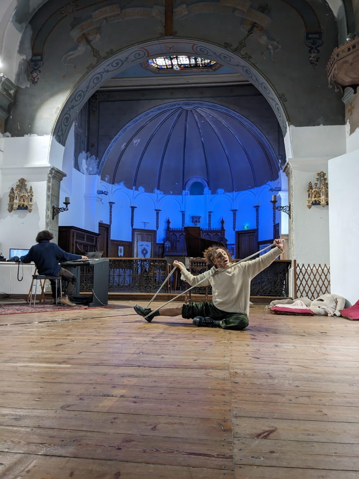 en mann med maske og en musiker spiller teater - Klikk for stort bilde